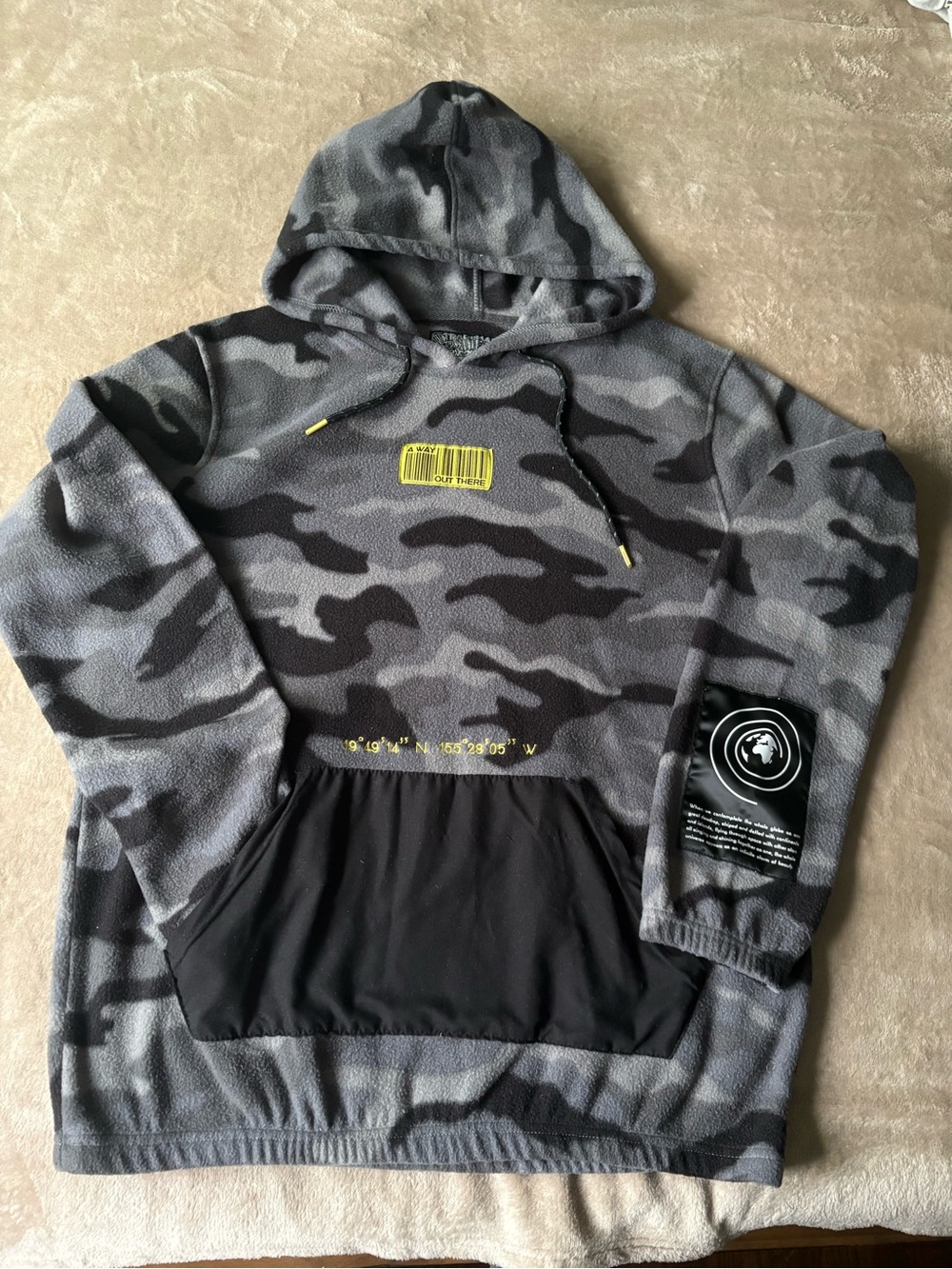 Men's Gray Camo Hooded Pullover Sweater with Black Pocket